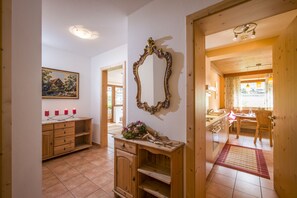 Een koelkast, een kookplaat, een koffiezetapparaat/waterkoker