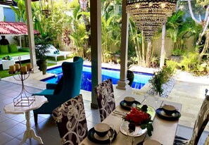 Televisión LCD, reproductor de DVD, estación para iPod