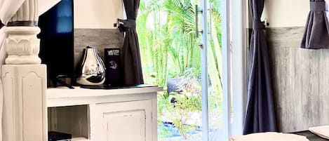 Literie de qualité, couette en duvet, lit avec matelas à plateau-coussin