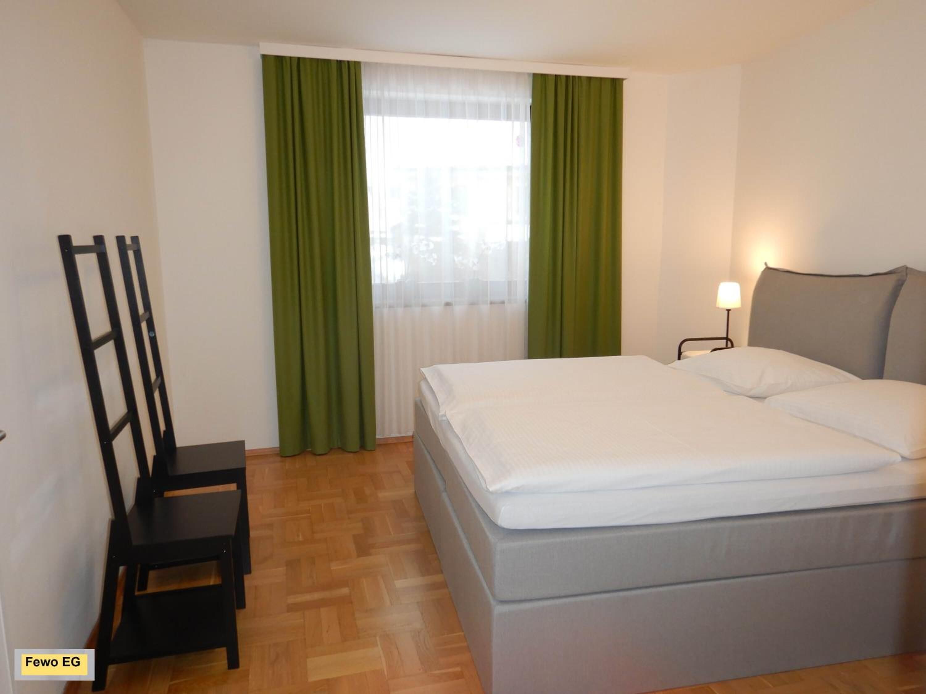 ميني بار وخزنة داخل الغرفة وطراز فريد لكل وحدة ومكتب