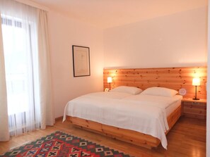 Minibar, safe på rommet, individuelt innredet og skrivebord