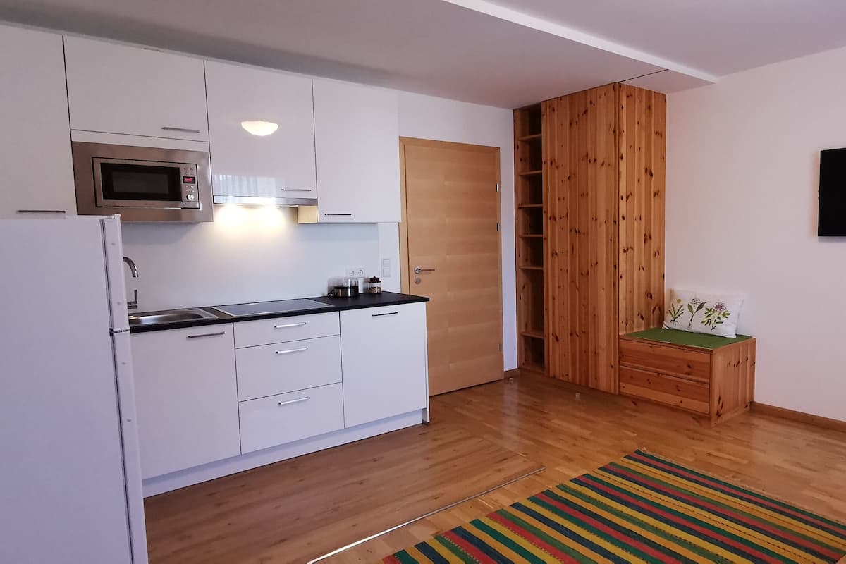 Apartment, 1 Bedroom | Ruang tamu | 102 cm televisyen skrin rata dengan satelit, TV 