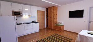 Departamento, 1 habitación | Área de sala de estar | Televisión de pantalla plana de 102 cm con canales vía satélite 