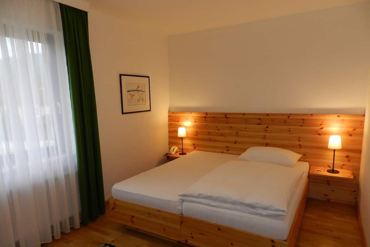 Double Room, Non Smoking | Bar mini, peti besi dalam bilik, meja, langsir/tirai gelap terus 