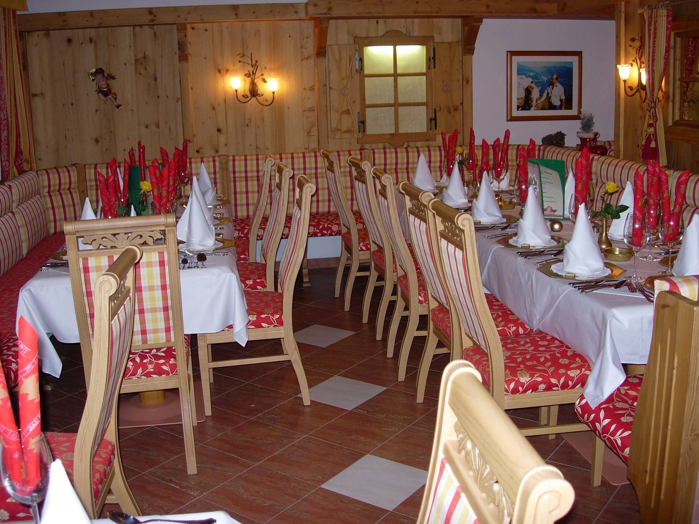 A restaurant with wooden walls and checkered tablecloths.
