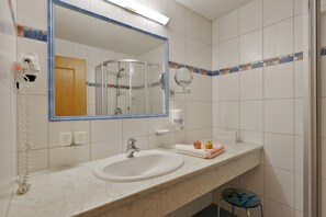 Buồng tắm vòi sen, máy sấy tóc, áo choàng tắm, khăn tắm 