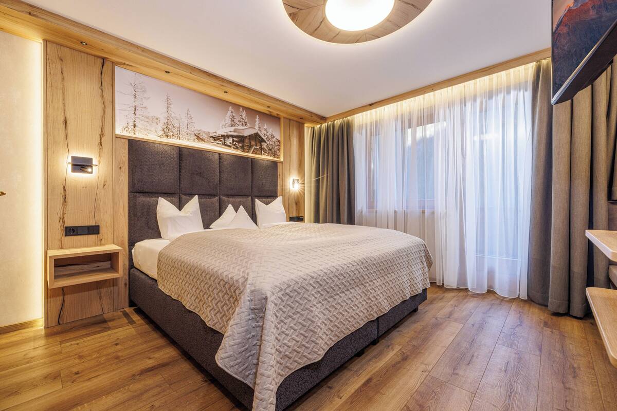 Quarto triplo (B) | Roupas de cama antialérgicas, cofres nos quartos, escrivaninha