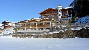 A multi-story hotel with balconies and a ski lift in the background. - Ländenhof (Mayrhofen)