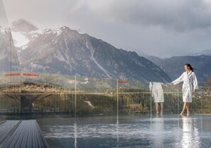 Indoor pool, outdoor pool, sun loungers - Hotel Erlebniswelt Stocker (Schladming)