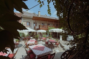 Outdoor dining - Gasthof Eberhard (St. Michael)
