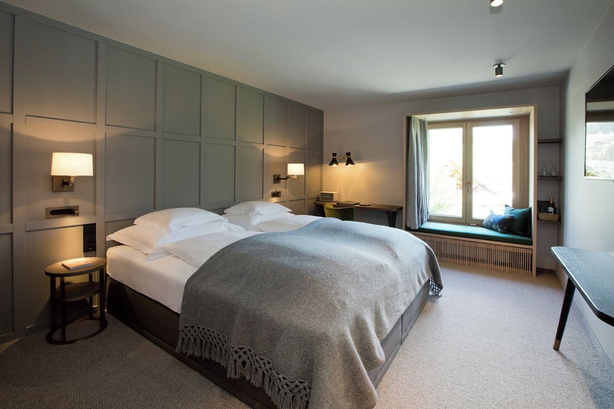 Ropa de cama de alta calidad, cubrecamas y minibar