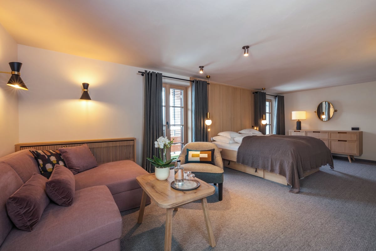 Ropa de cama de alta calidad, cubrecamas y minibar