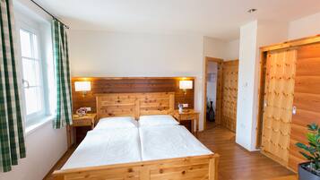 Phòng Suite Deluxe, ban công | 1 phòng ngủ, bộ đồ giường cao cấp, két bảo mật tại phòng, bàn