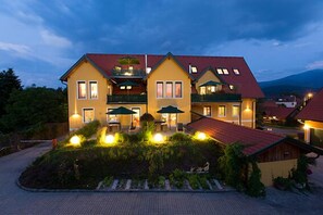 Front of property – evening/night - Komfort Appartements Zirbenland - Adult Only (Weisskirchen in Steiermark)