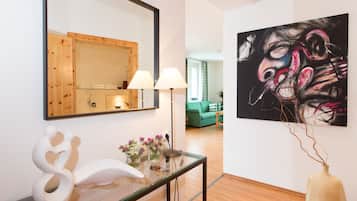 1 Schlafzimmer, hochwertige Bettwaren, Zimmersafe, Schreibtisch