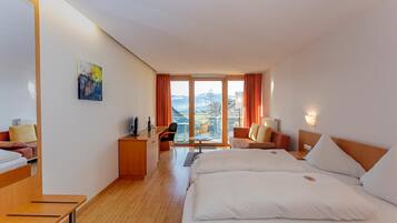 Caja de seguridad en la habitación, escritorio, cunas y camas extra