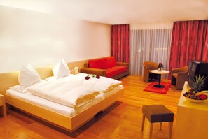 Dobbelt- eller tomannsrom – comfort | Safe på rommet, skrivebord, barnesenger og ekstrasenger (mot et tillegg)