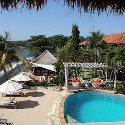 2 piscines extérieures, parasols de plage, chaises longues