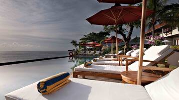 2 ulkouima-allasta, aurinkovarjoja, aurinkotuoleja