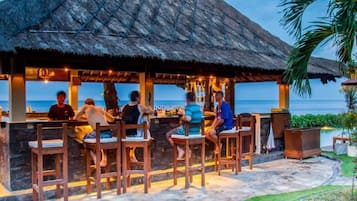 Bar en bord de piscine