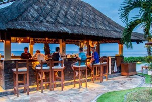 Bar junto a la piscina