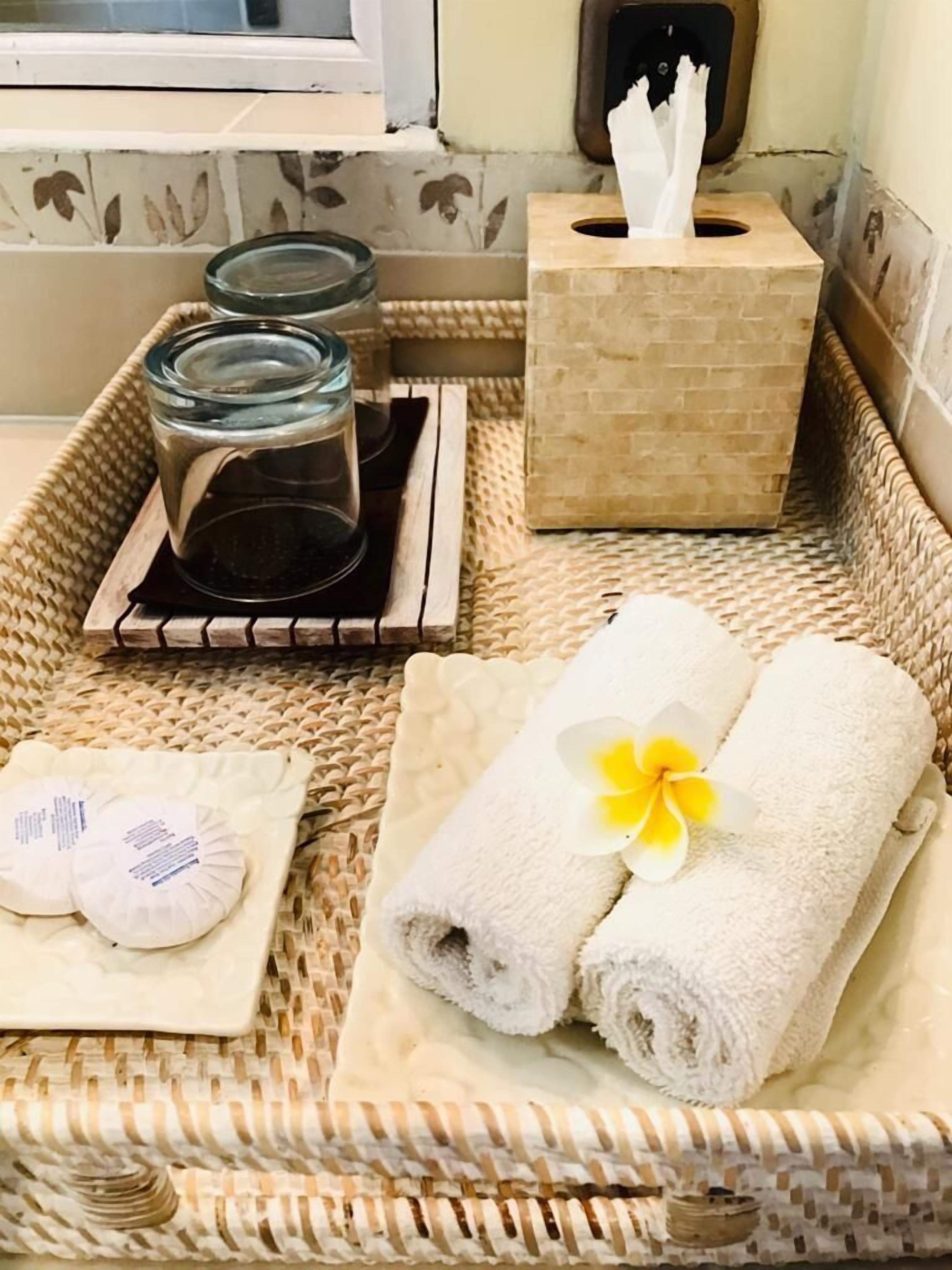 shower, rainfall showerhead, free toiletries, hair dryer