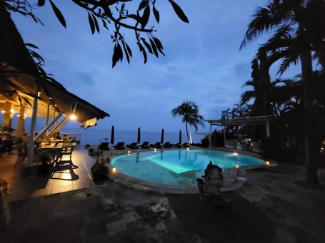 Breakfast, lunch, dinner served; international cuisine