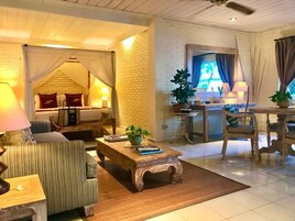 Minibar, caja de seguridad en la habitaciĂłn y escritorio