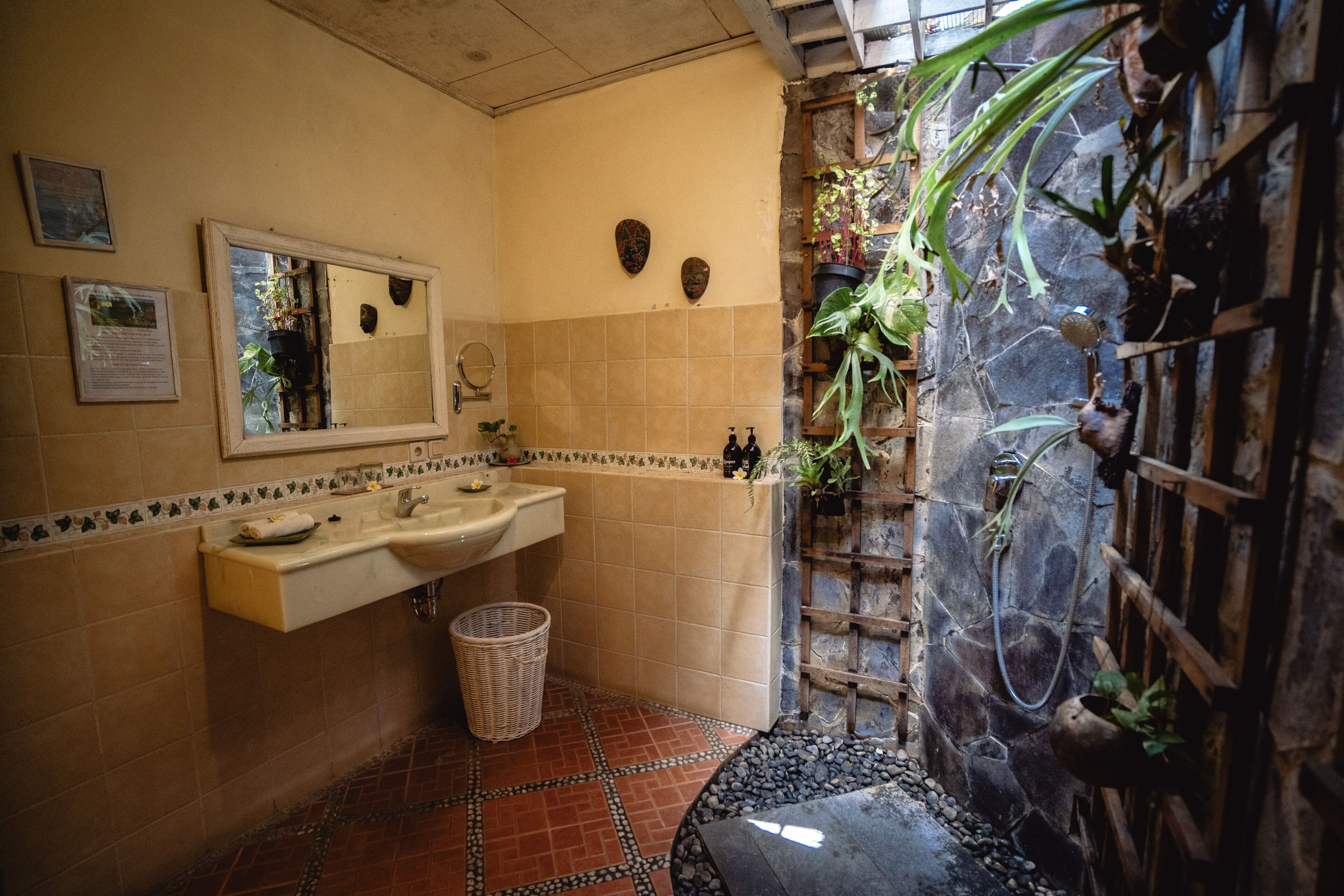 bungalow double room | bathroom | shower, rainfall showerhead, free toiletries, hair dryer