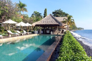 2 piscinas al aire libre, sombrillas, sillones reclinables de piscina