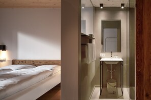 Habitación doble, patio | Baño | Artículos de higiene personal ecológicos, secador de pelo y albornoces