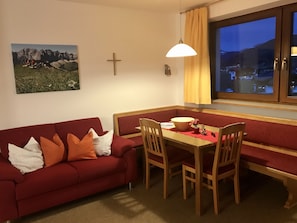 Apartemen, balkon (East Side) | Ruang keluarga | TV layar datar