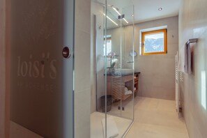 Double Room (Heublume) | Bathroom - Loisi's Boutiquehotel (Achenkirch)