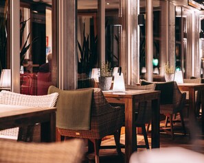 供應早餐、午餐、晚餐;多國菜