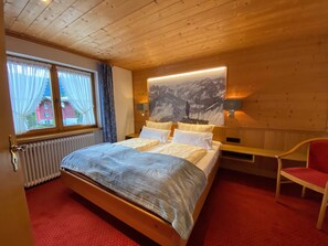 Leilighet, balkong | Sengetøy av topp kvalitet, individuelt dekorert og individuelt innredet