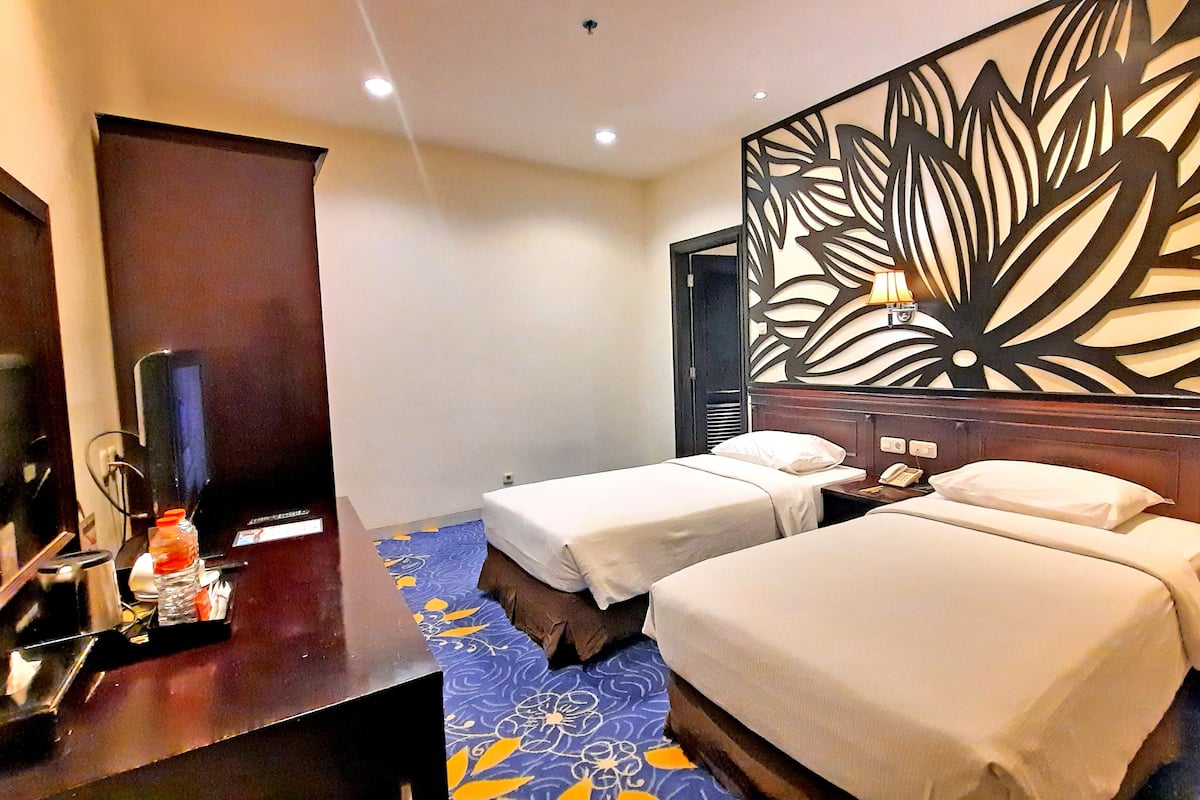 Superior Room | Peti besi dalam bilik, meja, seterika/papan seterika