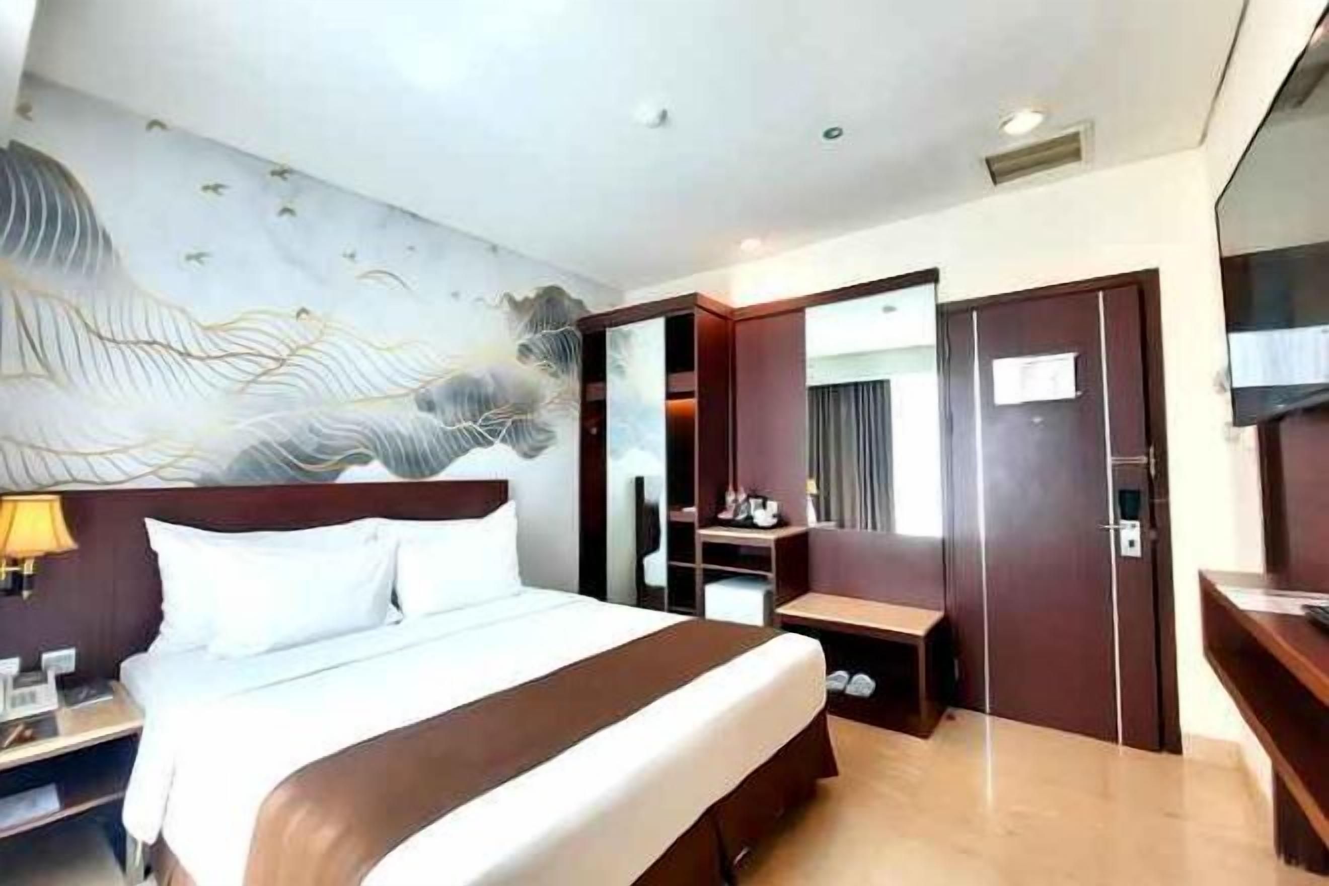 In-room safe, desk, iron/ironing board, free WiFi