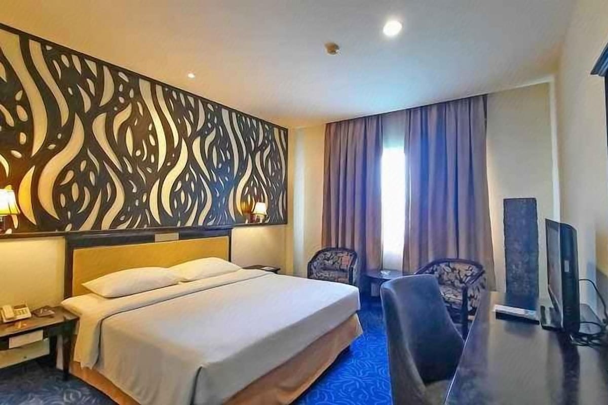 In-room safe, desk, iron/ironing board (on request), WiFi (free)