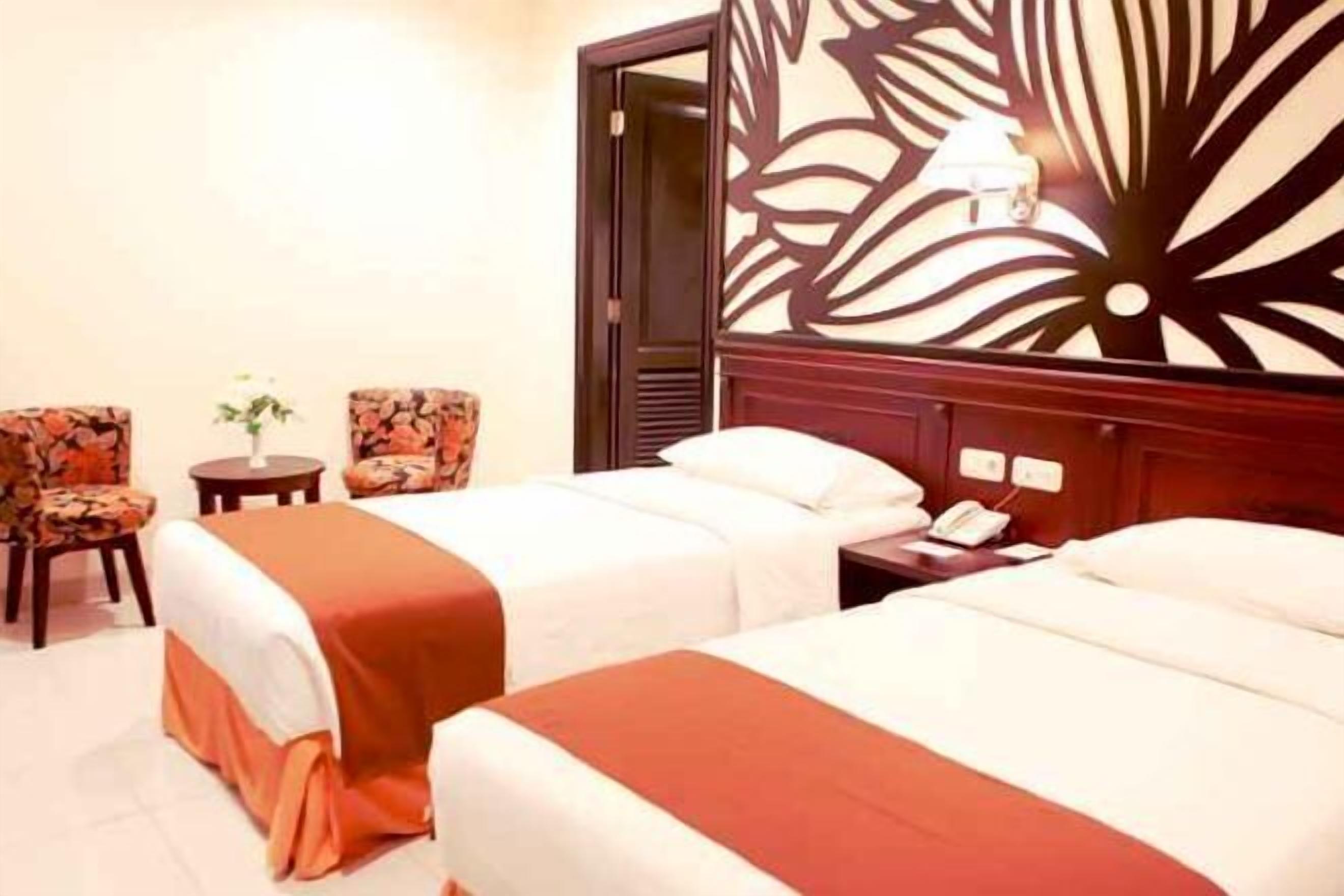 Brankas, meja kerja, setrika/meja setrika, dan Wi-Fi gratis