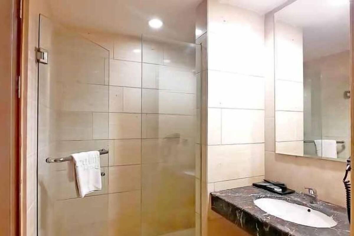 Bad | Dusj, toalettartikler (inkludert), tøfler og håndklær