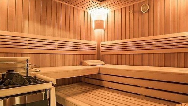A sauna with wooden benches and a steam generator. - Kolberhof Gasthof (ALPBACH)