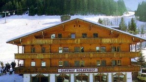 A multi-story building with a sign reading "GASTHOF KOLBERHOT." - Kolberhof Gasthof (ALPBACH)