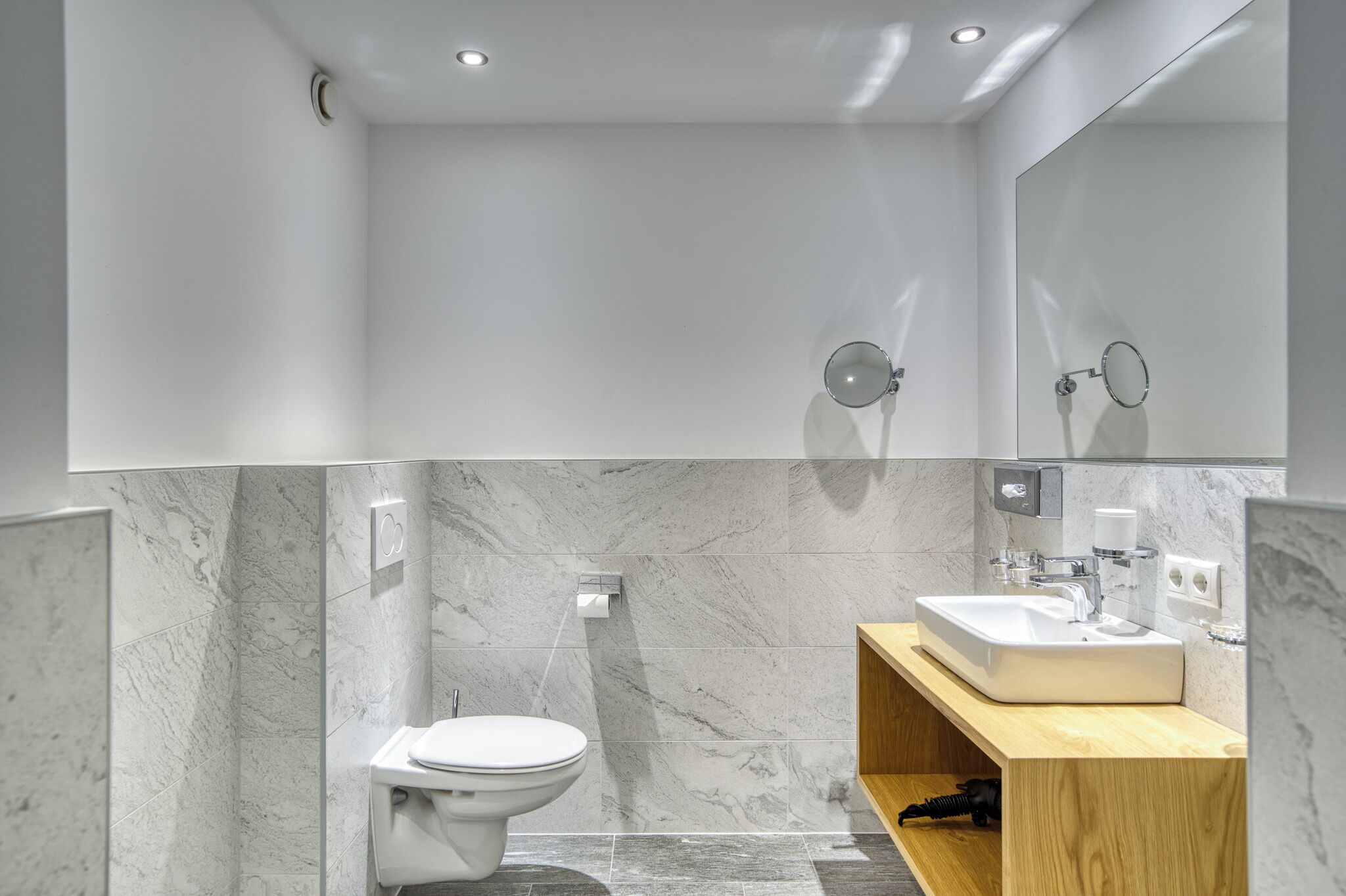 deluxe double room, balcony | bathroom | hair dryer, towels, soap, shampoo