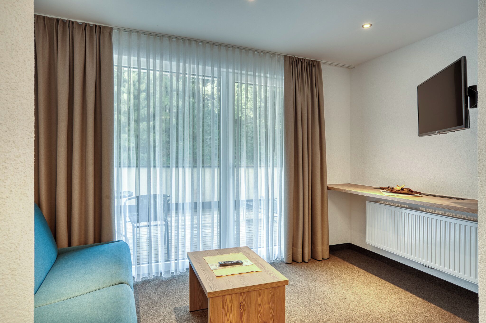 deluxe double room, balcony | living area