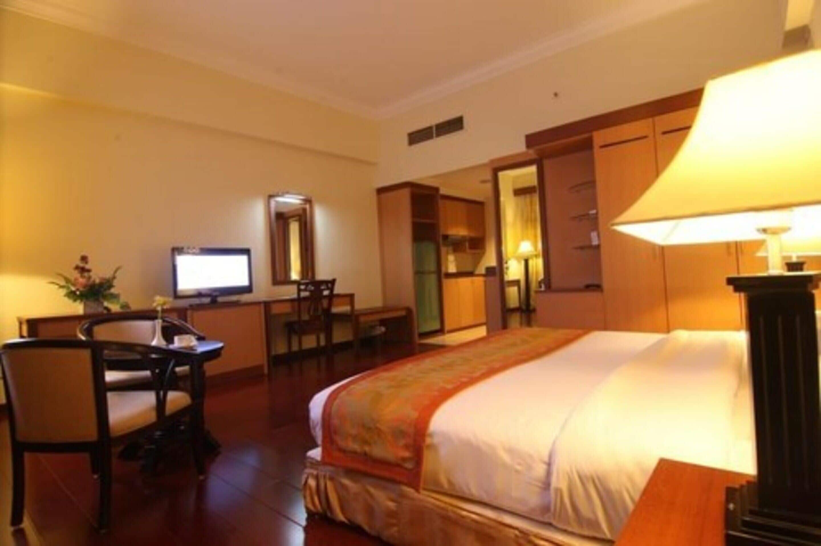 deluxe room | in-room safe, desk, blackout curtains, free wifi