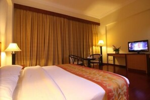 Chambre Deluxe | Coffre-fort, bureau, rideaux d’obscurcissement, accès au Wi-Fi (inclus)
