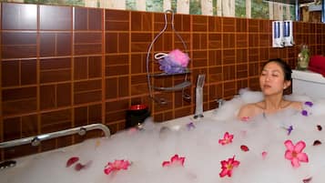 Amenidades de baño gratuitas, batas, pantuflas, toallas