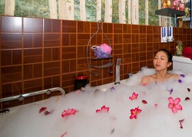 免费洗浴用品、浴袍、拖鞋、毛巾