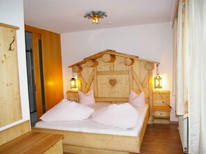 Quarto casal | Frigobar, cofres nos quartos, escrivaninha, Wi-Fi de cortesia
