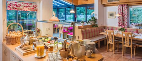 Desayuno buffet (EUR 15 por persona)